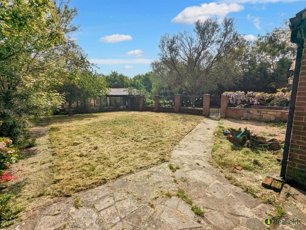 Lot: 115 - FREEHOLD DETACHED HOUSE FOR IMPROVEMENT AND BARN AND OUTBUILDINGS WITH POTENTIAL ON A PLOT CLOSE TO ONE AND A HALF ACRES - Part of the More Formal Garden
